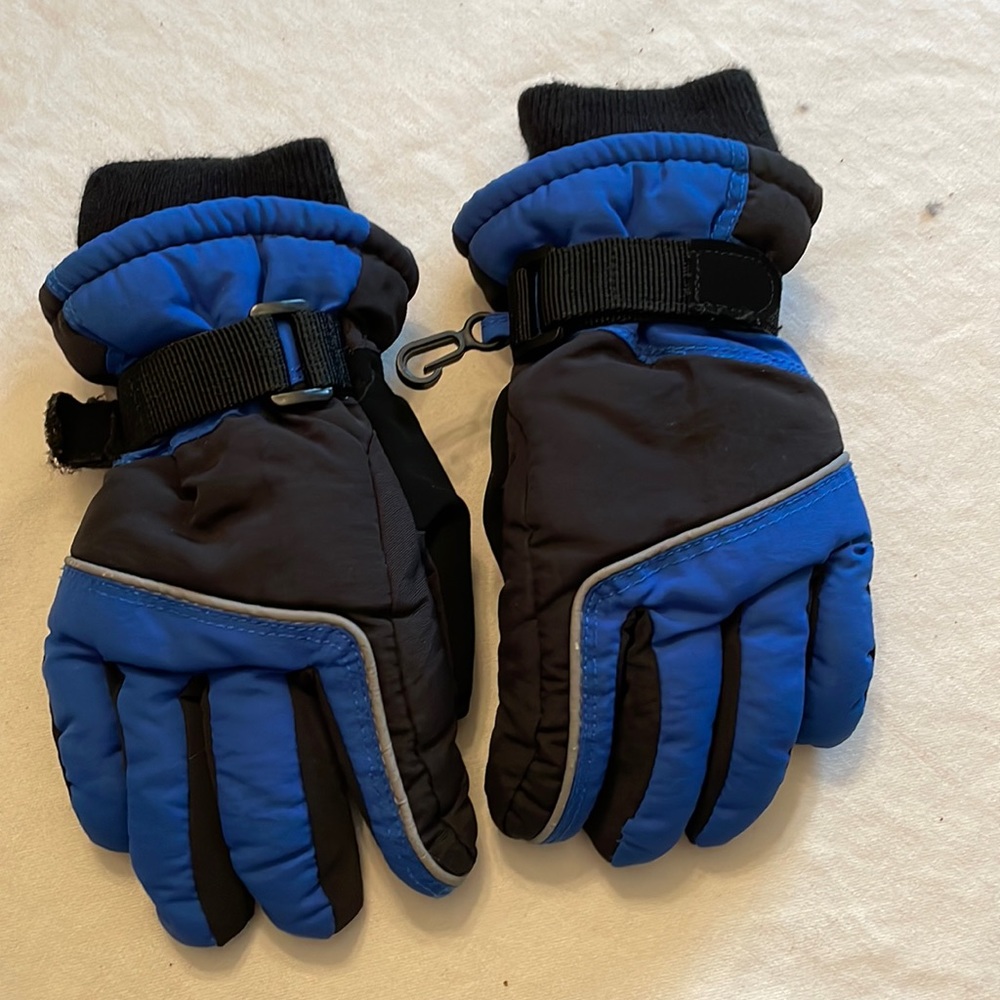Kid’s 3M Thinsulate winter gloves 🧤size small